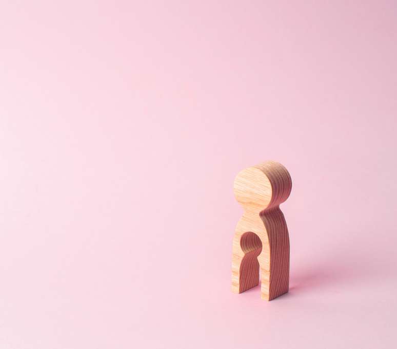 figura de madeira representando aborto