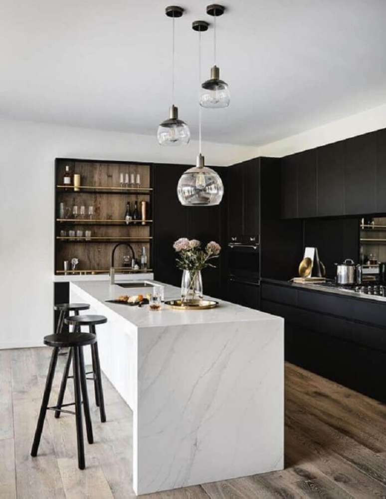 16. Armário preto para decoração de cozinha de luxo com ilha de mármore e luminária de vidro – Foto: Behance