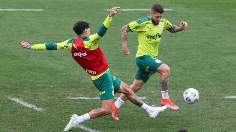 Gustavo Gómez e Zé Rafael disputam bola em treino do Palmeiras (Foto: Cesar Greco)