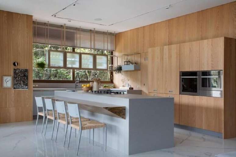 14. Armário de madeira para decoração de cozinha de luxo com ilha cinza grande – Foto: Guerra Siarcos Arquitetura