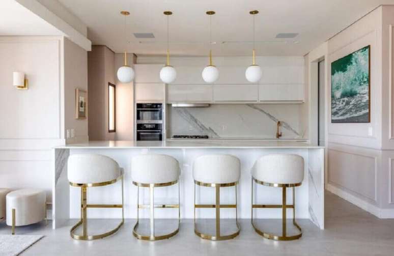 4. Banqueta moderna para decoração de cozinha de luxo em cores claras – Foto: Delpizzo Arquitetura