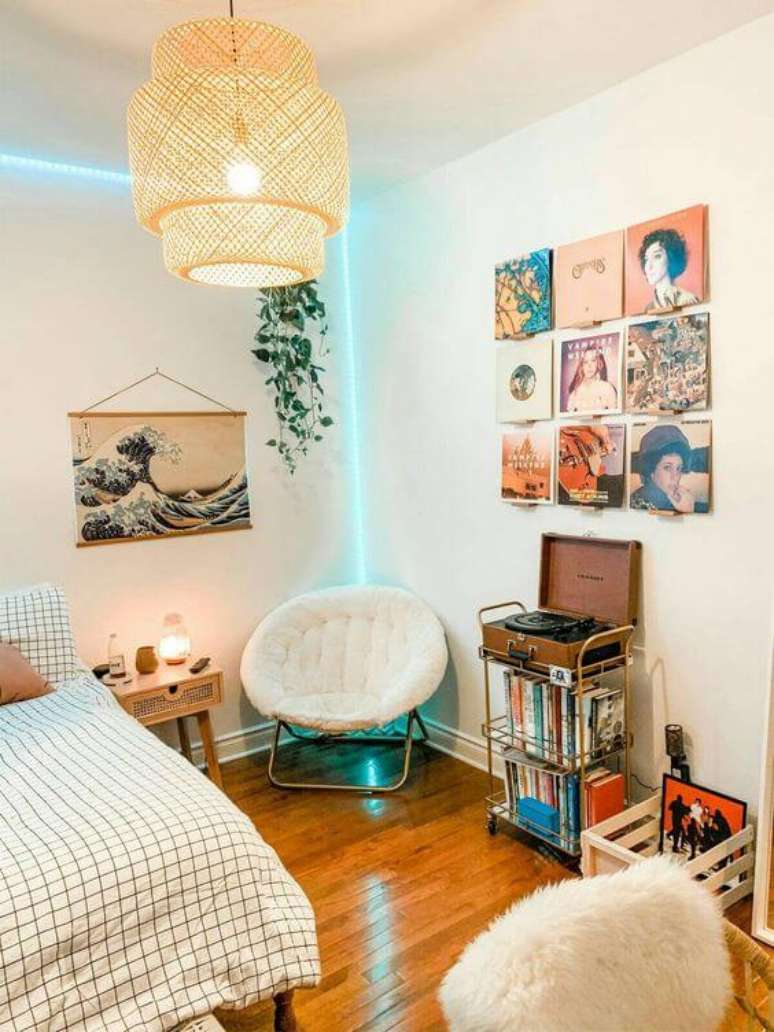 10. Decora&ccedil;&atilde;o indie e minimalista com discos de vinil perto da cadeira &ndash; Foto Etsy