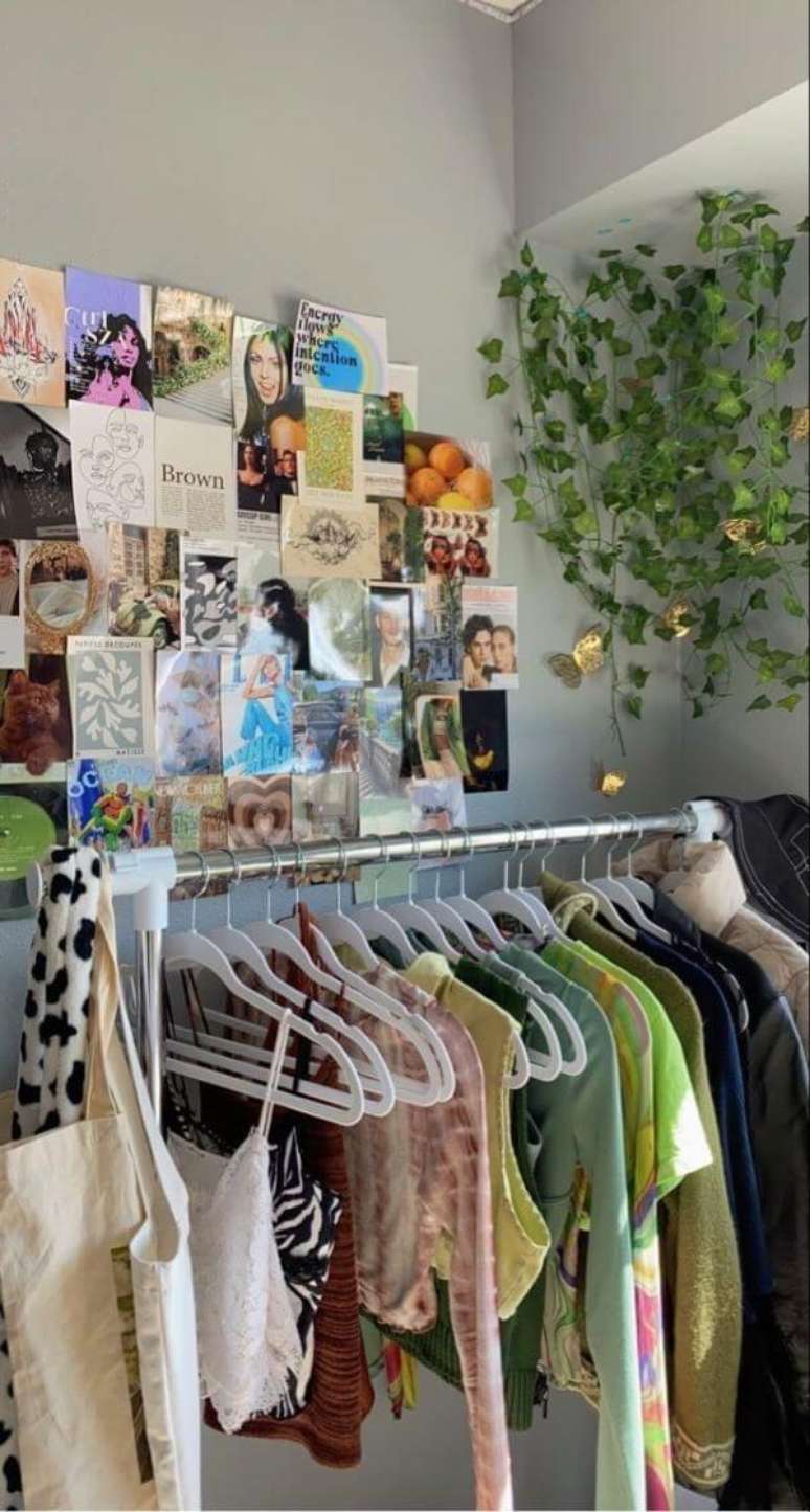 30, Quarto indie com arara para roupas e fotos &ndash; Foto Dylann Elisabeth