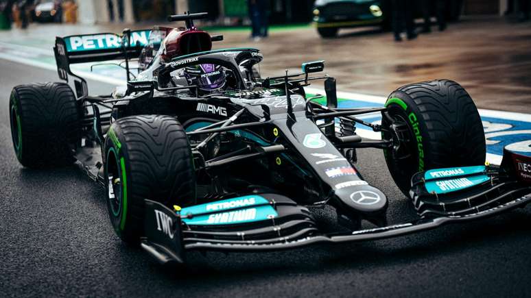 Mercedes defendeu a decisão de trocar apenas parte do motor 
