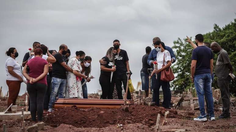 Brasil enfrentou pior fase da pandemia entre março e abril deste ano