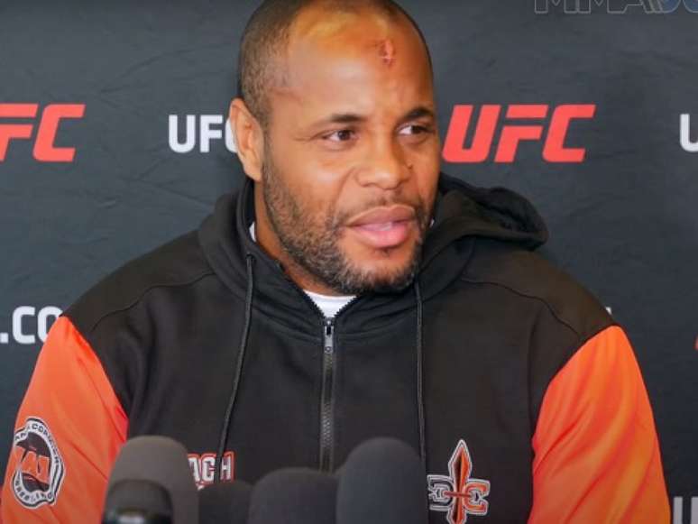 Cormier comentou sobre a situação e os problemas de Jones fora do octógono (Foto: Reprodução/YouTube)