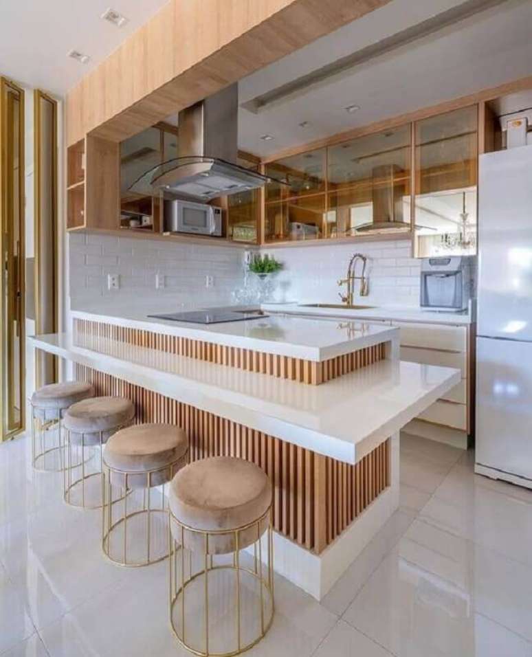 11. Armário aéreo de vidro para decoração de cozinha de luxo pequena – Foto: Marilia Mendes Interiores