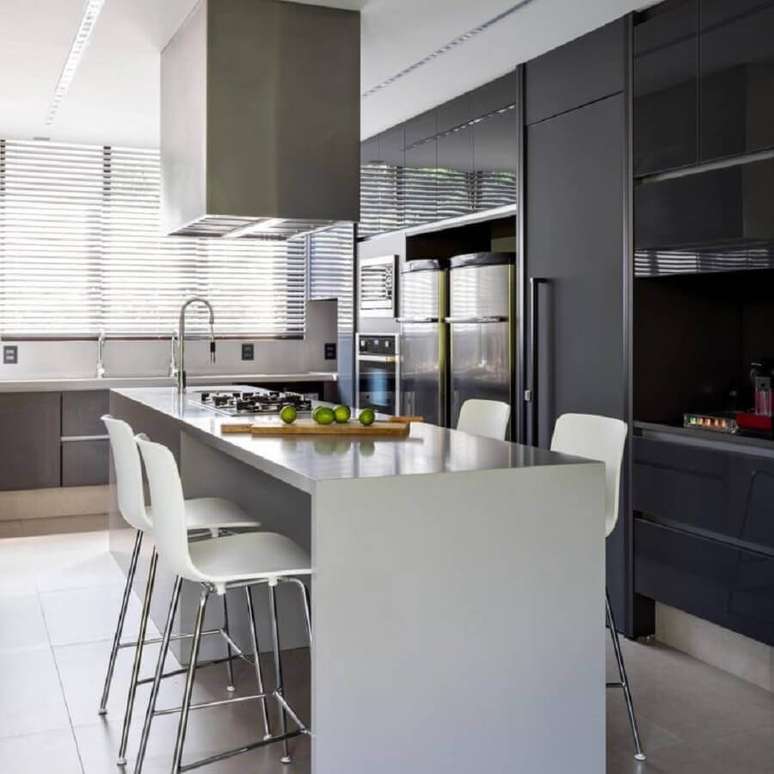 40. Decora&ccedil;&atilde;o de cozinha de luxo moderna em tons de cinza &ndash; Foto: Consuelo Jorge Arquitetos