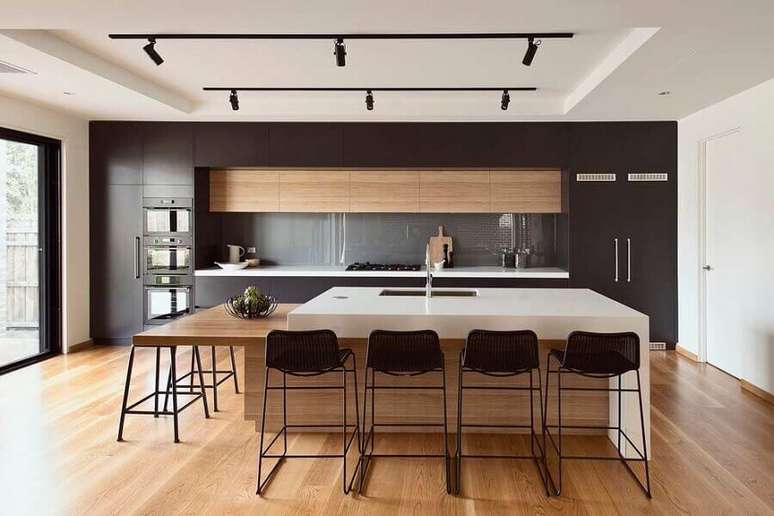 8. Cozinha de luxo moderna decorada com banqueta preta para ilha grande – Foto: Architecture Art Designs