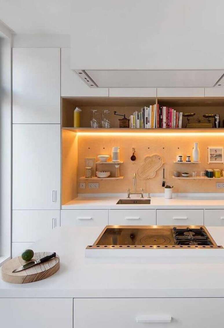 34. Decora&ccedil;&atilde;o clean com ilumina&ccedil;&atilde;o de led para cozinha de luxo branca &ndash; Foto: Behance