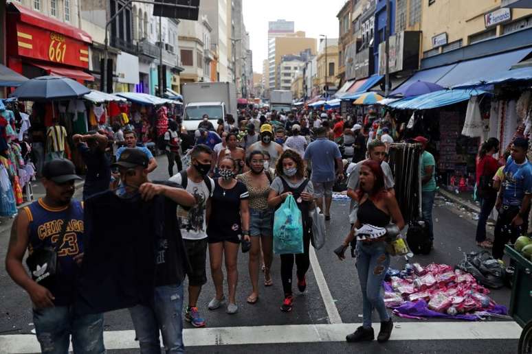 Pessoas caminham na rua 25 de Março em São Paulo 
21/12/2020
REUTERS/Amanda Perobelli