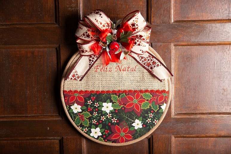 2. Enfeite de Natal feito a m&atilde;o com bastidor guirlanda natalina &ndash; Foto: Circulo
