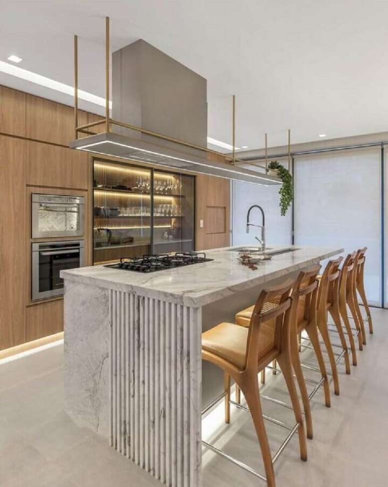 20. Banqueta de madeira para decoração de cozinha de luxo com ilha de mármore e armário com porta de vidro – Foto: Studio DB Arquitetura