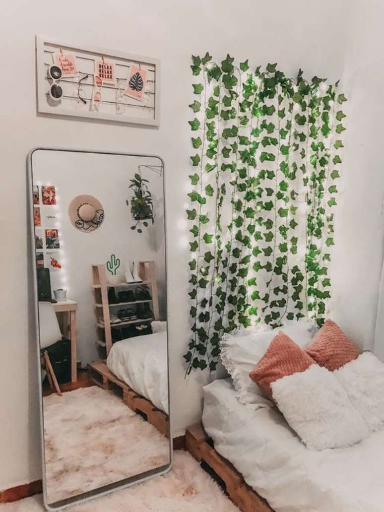 4. Ideias de quarto indie com cama de paletes e espelho ao lado da cama – Foto Crescendo aos poucos