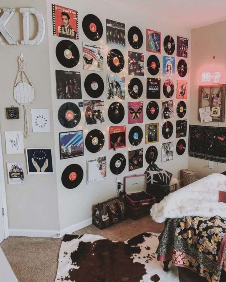 28. Quarto com parede de discos e vitrola no chão – Foto Gold Girls Diary
