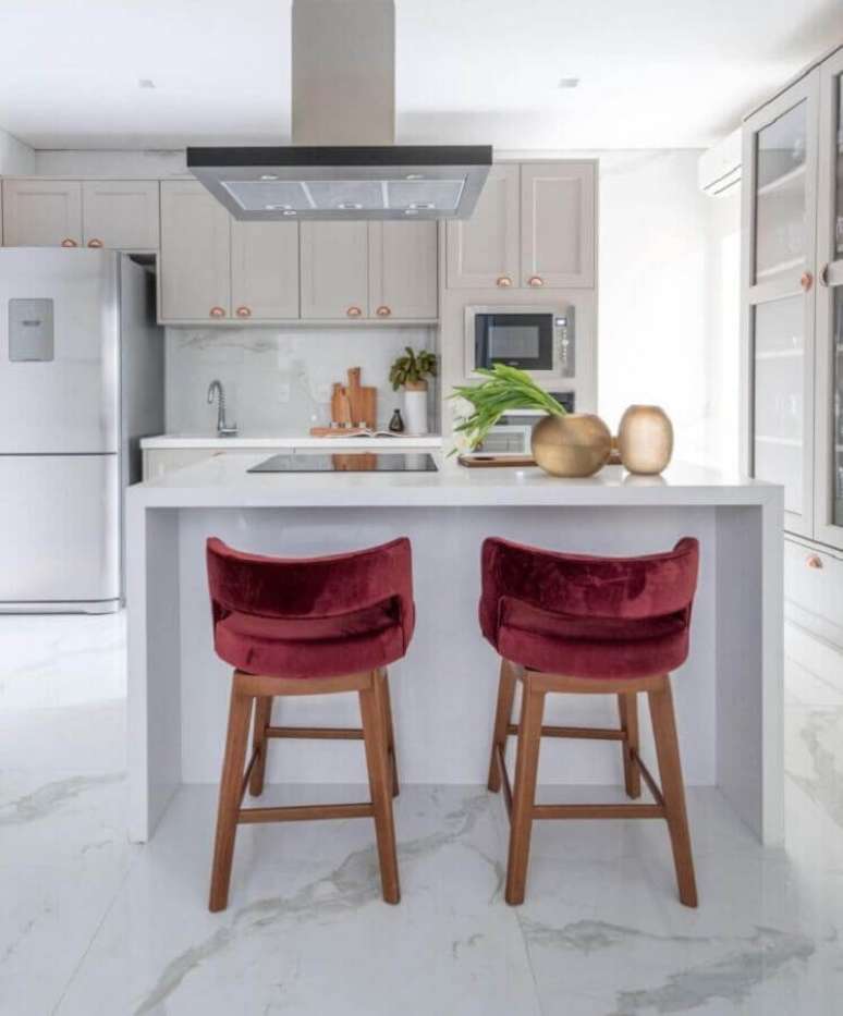 24. Cadeira estofada de veludo para decoração de cozinha de luxo com ilha branca – Foto: Bordin e Soares Interiores
