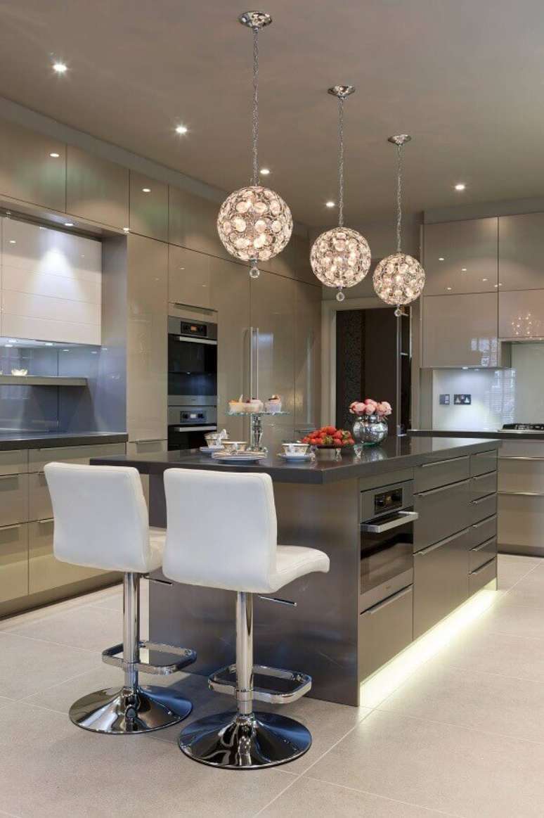 59. Luminária redonda para decoração de cozinha de luxo com ilha cinza – Foto: Houzz