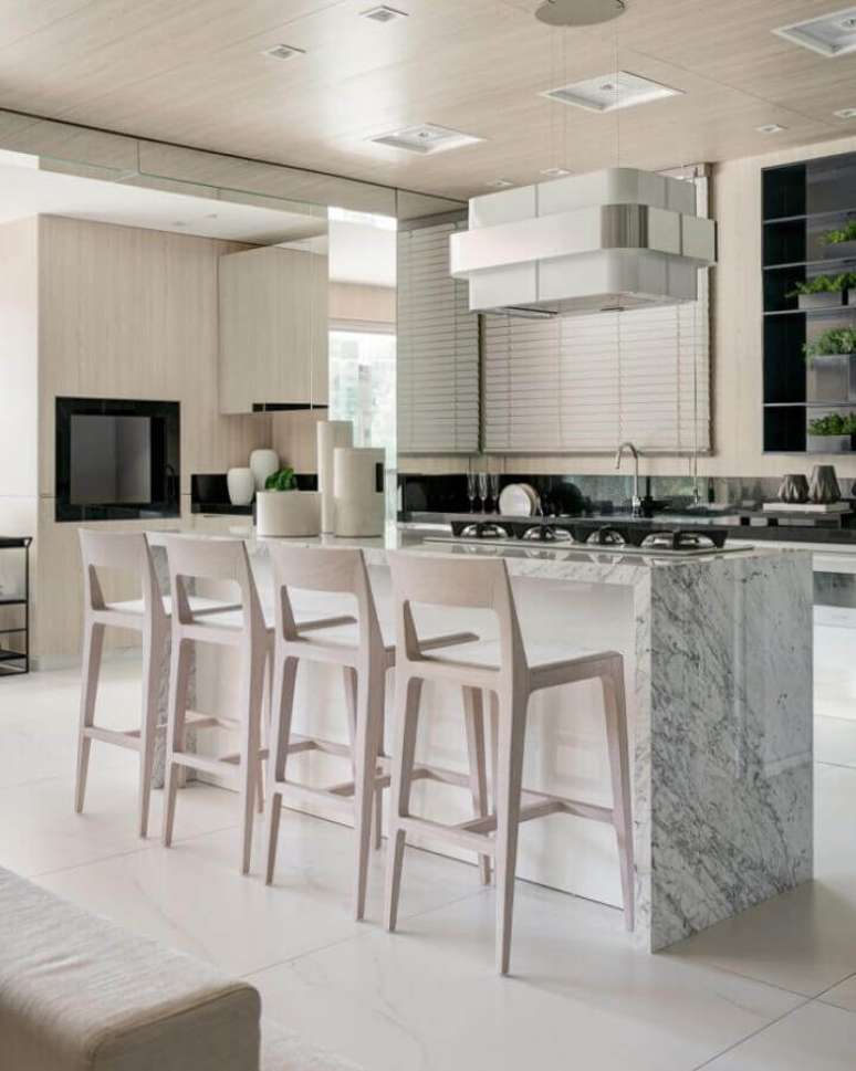 37. Decora&ccedil;&atilde;o de cozinha de luxo com ilha de m&aacute;rmore e banqueta alta &ndash; Foto: Thaisa Bohrer