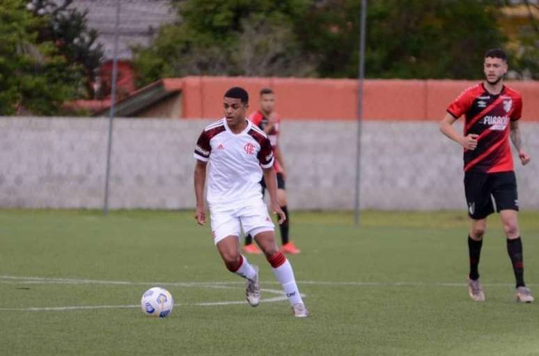Igor Jesus, volante do sub-20 do Flamengo, em ação contra o Athletico (Foto: Cahuê Miranda / Athletico Paranaense)