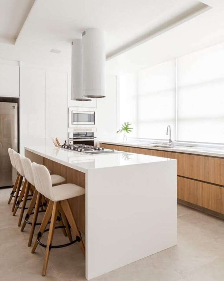 33. Decora&ccedil;&atilde;o clean com banquetas estofadas para cozinha de luxo branca com madeira &ndash; Foto: Figueiredo Fischer Arquitetos