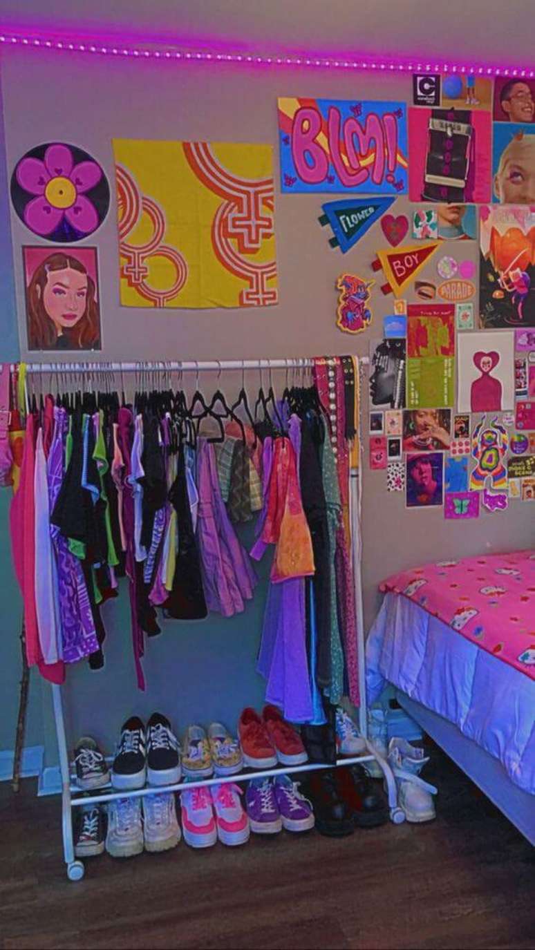 44. Decora&ccedil;&atilde;o de quarto indie com arara e ilustra&ccedil;&otilde;es coloridas na parede &ndash; Foto Indie Tapestry