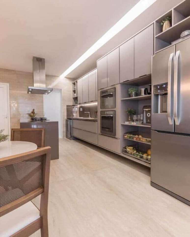 39. Decora&ccedil;&atilde;o de cozinha de luxo em cores neutras &ndash; Foto: Amanda Mitidieri