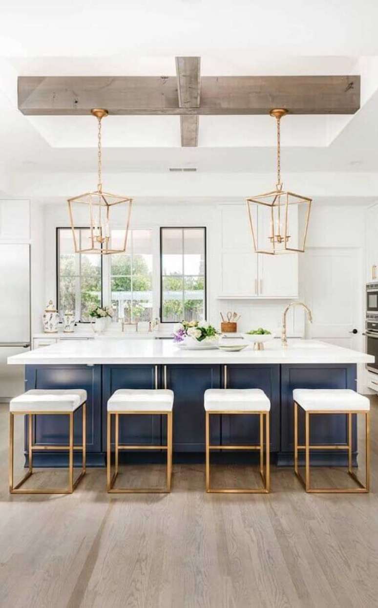 2. Decora&ccedil;&atilde;o de cozinha de luxo com lumin&aacute;ria e banqueta dourada &ndash; Foto: Apartment Therapy