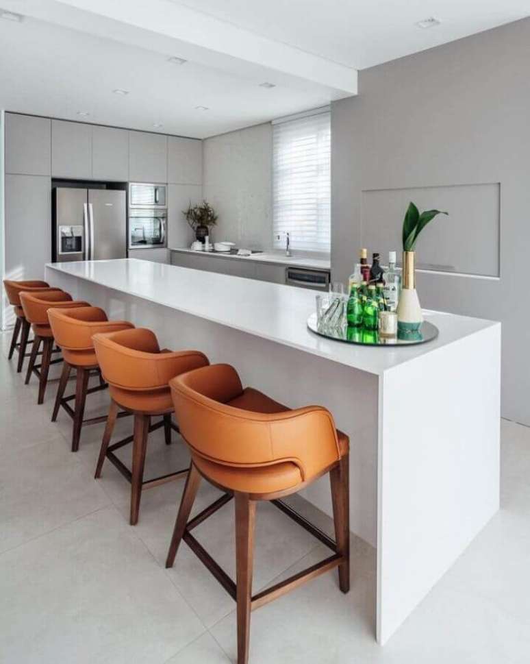 21. Banqueta estofada de couro para decoração de cozinha de luxo minimalista – Foto: Lídia Maciel