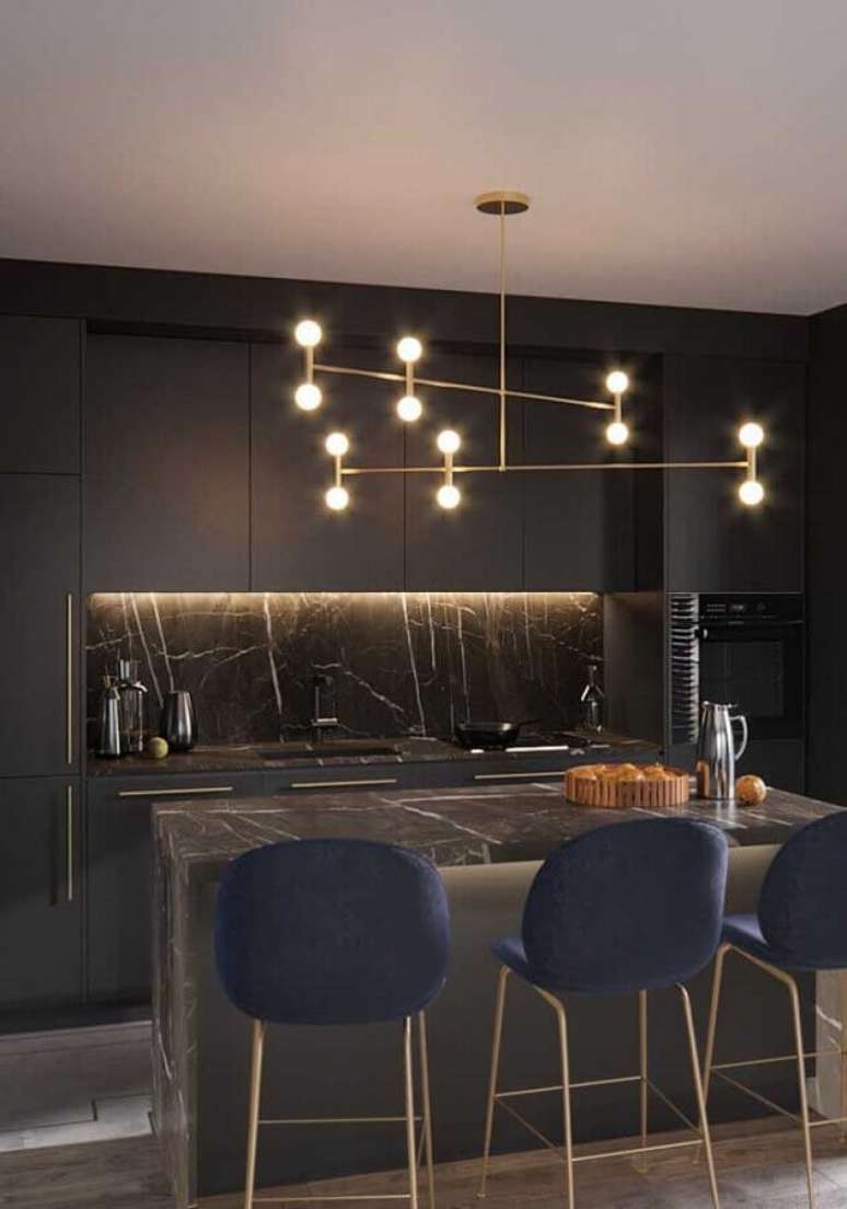 31. Cozinha de luxo moderna decorada com ilha de mármore preto – Foto: Behance