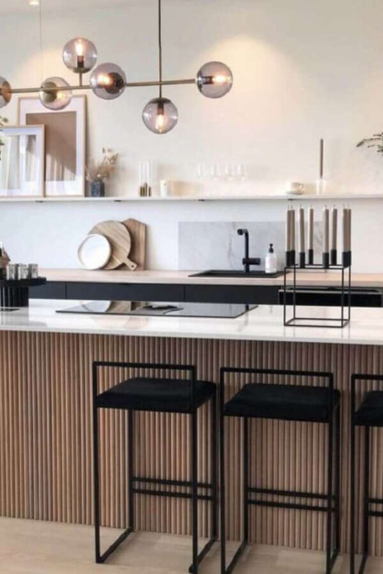 51. Ilha com acabamento em painel ripado para decora&ccedil;&atilde;o de cozinha de luxo &ndash; Foto: Cocon Deco e Vie