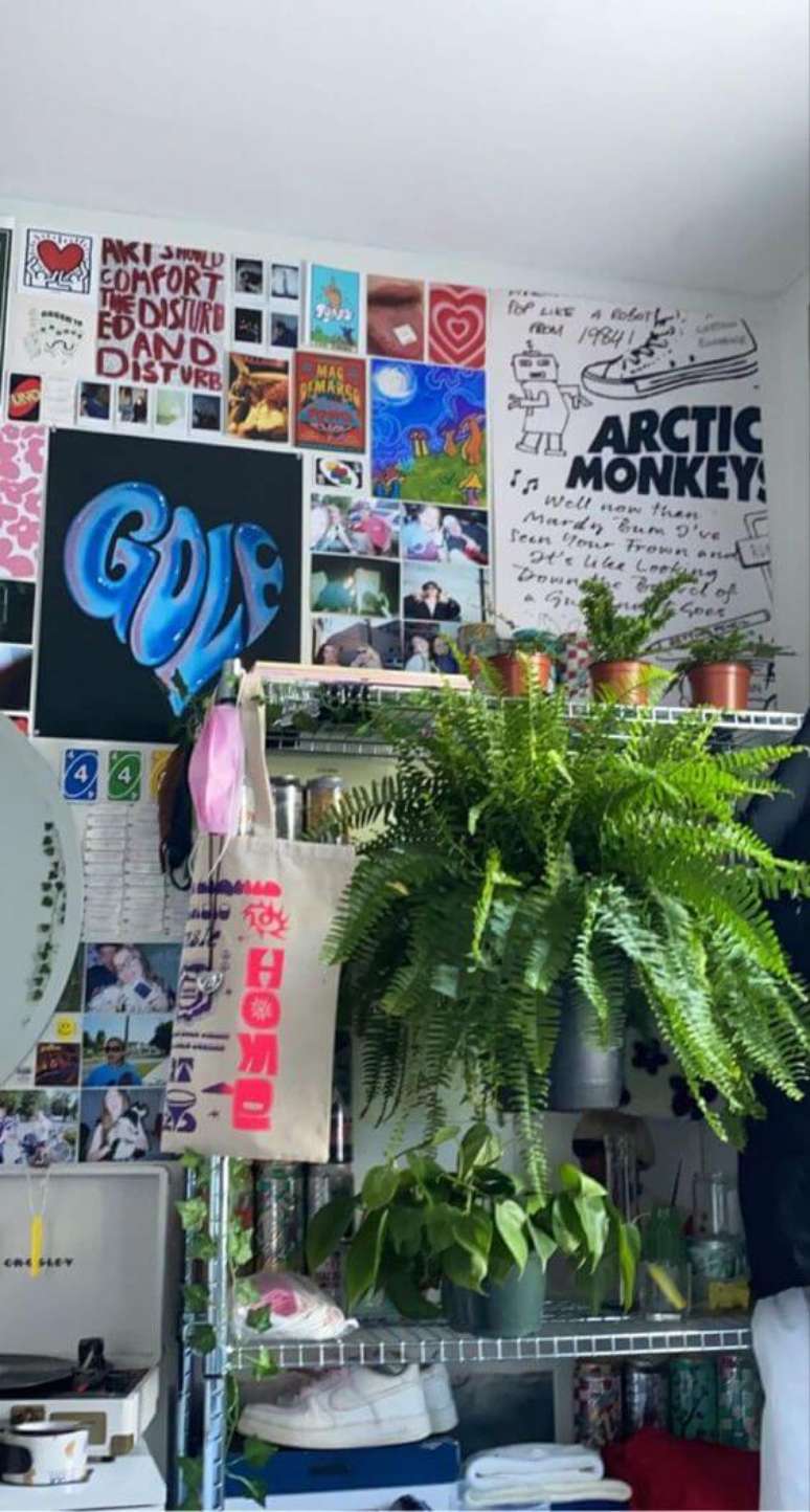 31. Quarto indie com artes na parede e estante espelhada &ndash; Foto Indie Tapestry