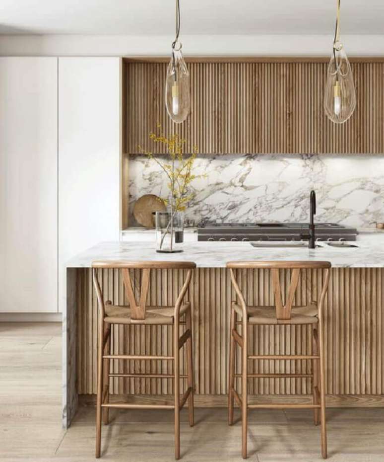 52. Luminária de vidro para cozinha planejada de luxo decorada com ripa de madeira – Foto: D&A Home Garden
