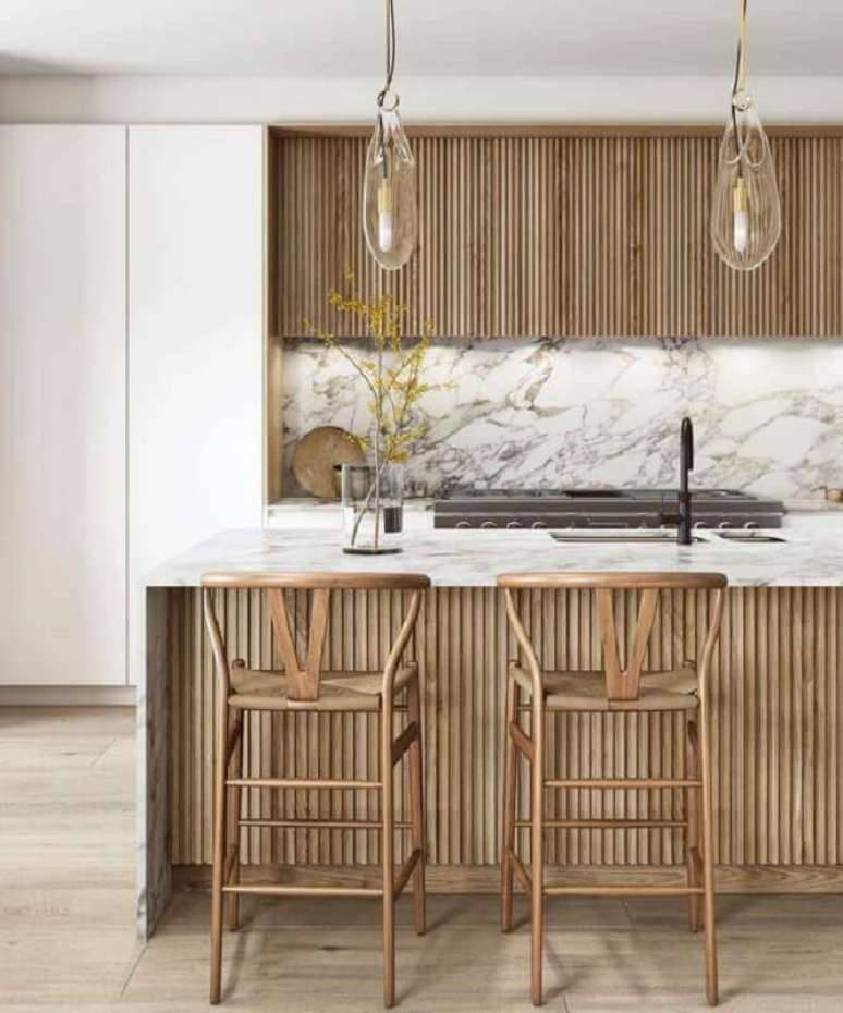 52. Lumin&aacute;ria de vidro para cozinha planejada de luxo decorada com ripa de madeira &ndash; Foto: D&A Home Garden