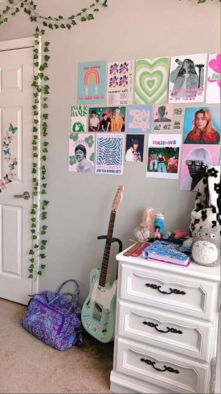 12. Decoração para quarto indie decorado com quadros – Foto Boogzel Home