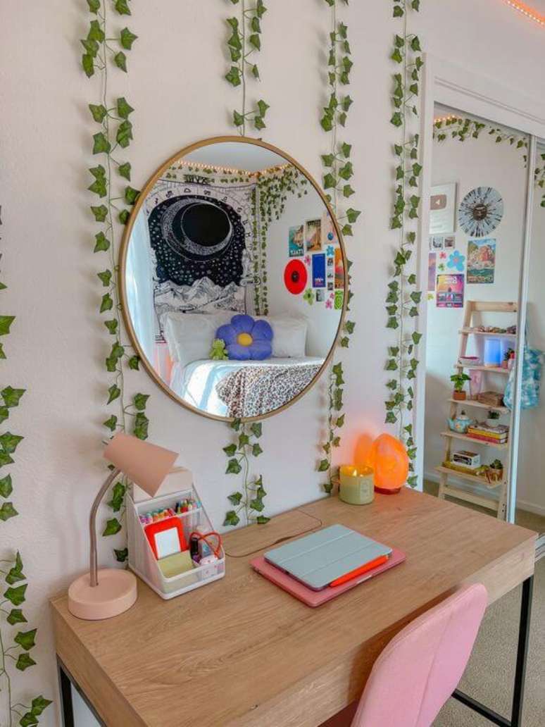 5. Decoração para quarto indie com plantas na parede e escrivaninha para estudo – Foto Mckenna