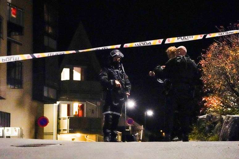 Policiais em Kongsberg, na Noruega, ap&oacute;s ataque com arco e flecha que matou e feriu v&aacute;rias pessoas
13/10/2021 Hakon Mosvold/NTB/via REUTERS