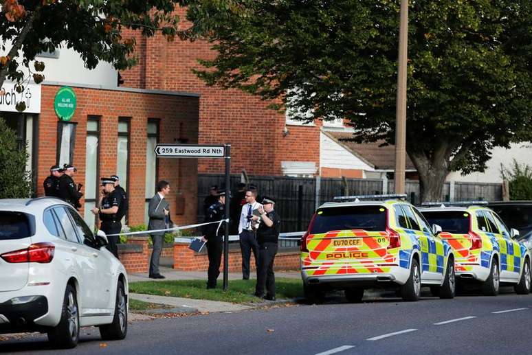 Polícia no local onde o parlamentar britânico David Amess foi morto a facadas em Leigh-On-Sea, na Inglaterra
15/10/2021 REUTERS/Andrew Couldridge