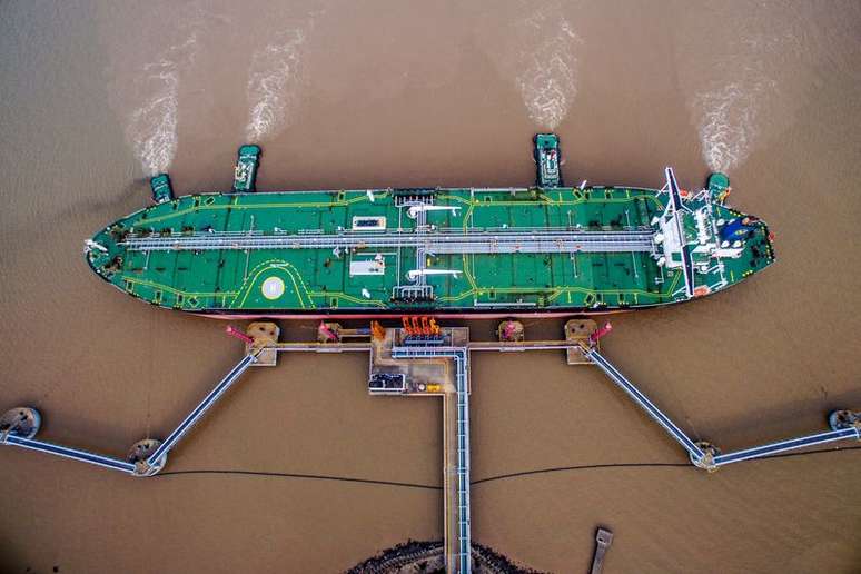 Navio-tanque no terminal de petróleo do porto de Zhoushan, China 
04/07/2018
REUTERS/Stringer