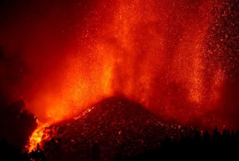 Vulcão expele lava em El Paso, nas Ilhas Canárias, na Espanha
19/09/2021 REUTERS/Borja Suarez