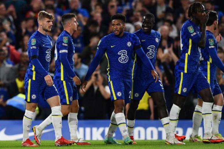 Chelsea lidera o Campeonato Inglês com um ponto de vantagem para o Liverpool (Foto: BEN STANSALL / AFP)