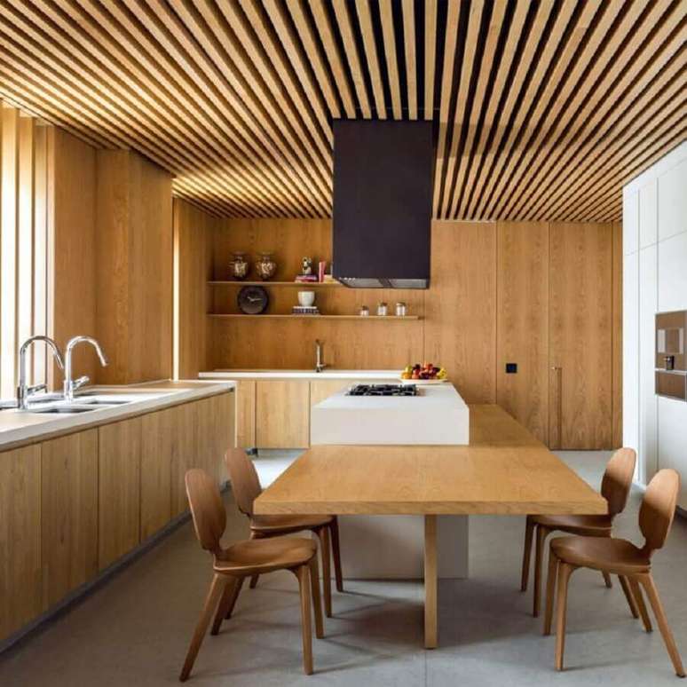 36. Decoração de cozinha de luxo amadeirada – Foto: Jacobsen Arquitetura