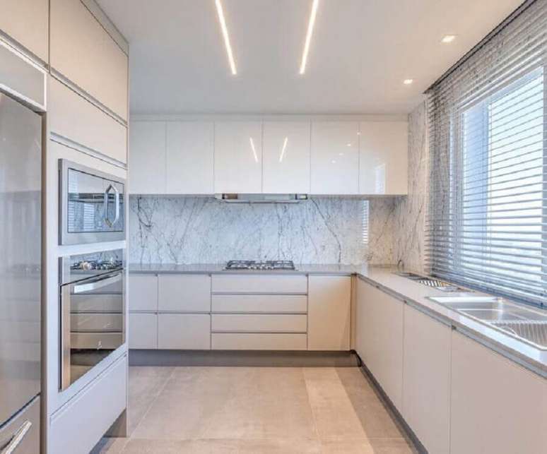 35. Decora&ccedil;&atilde;o clean para cozinha de luxo toda branca &ndash; Foto: Studio Colnaghi