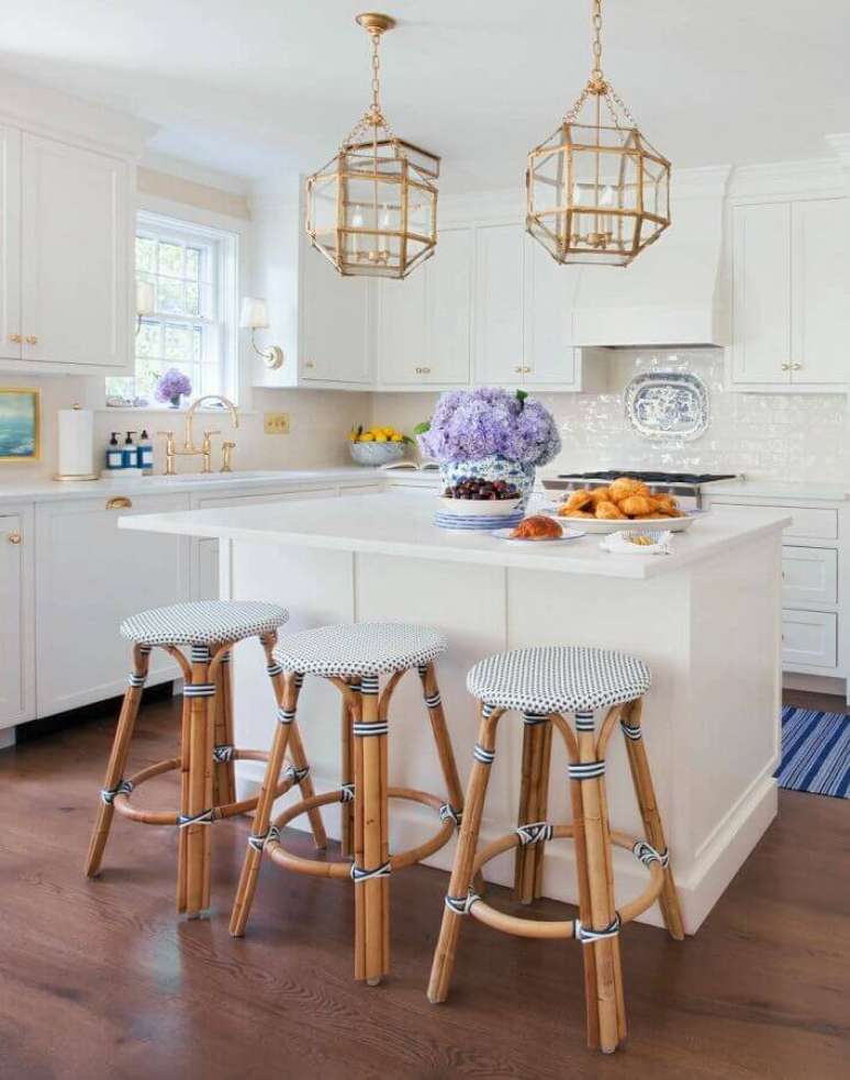 54. Luminária dourada para decoração de cozinha de luxo branca – Foto: Houzz