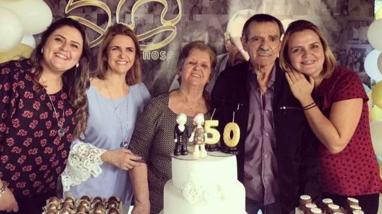 Irene (no centro), Norberto (à esquerda dela) e as três filhas: casal comemoraria 54 anos de união em maio