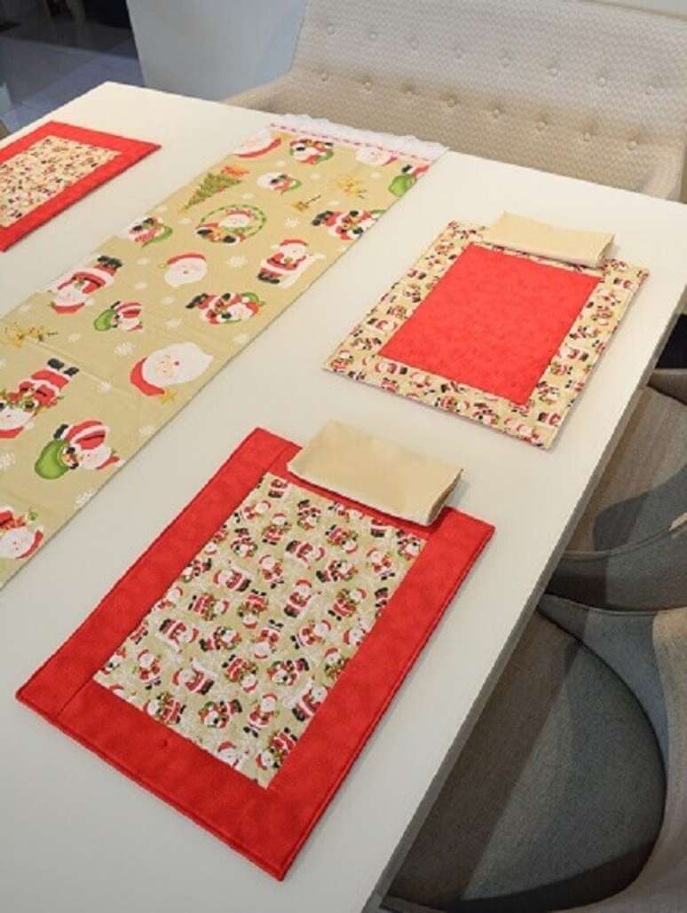 6. Decora&ccedil;&atilde;o para ceia de Natal com jogo americano e trilho de mesa tem&aacute;ticos &ndash; Foto: Circulo