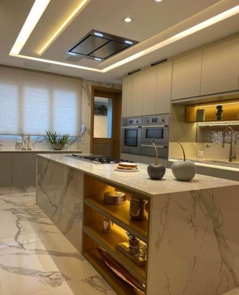 63. Nicho com iluminação de led para decoração de cozinha de luxo com ilha de mármore – Foto: Marcela Marchezini
