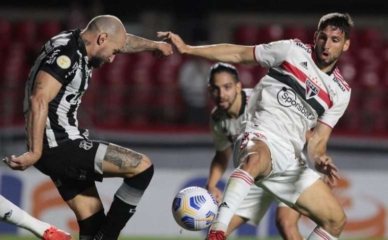 Calleri durante empate contra o Ceará (Foto: Rubens Chiri / saopaulofc.net)