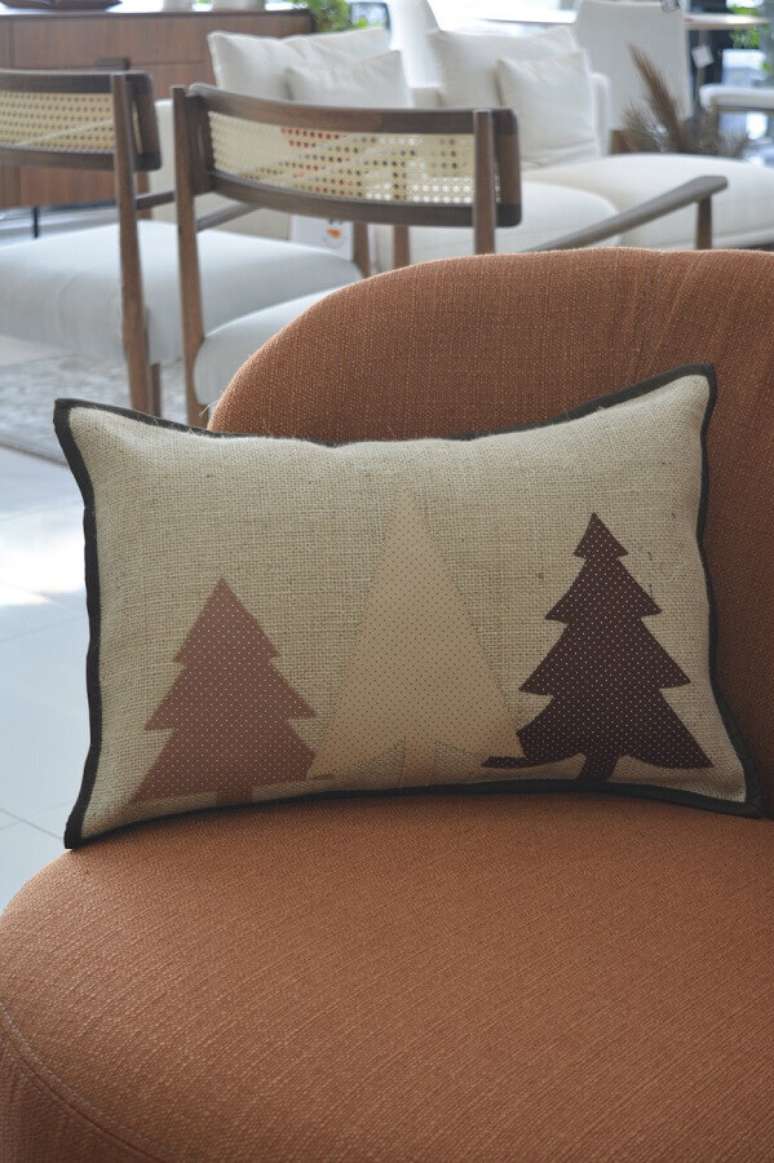 4. Almofada natalina feita a m&atilde;o para decora&ccedil;&atilde;o de Natal &ndash; Foto: Circulo