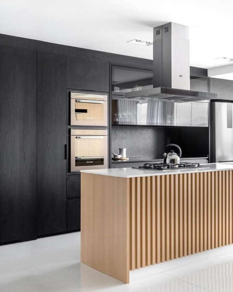 15. Arm&aacute;rio planejado preto para decora&ccedil;&atilde;o de cozinha de luxo com ilha de madeira &ndash; Foto: Viva Arquitetura
