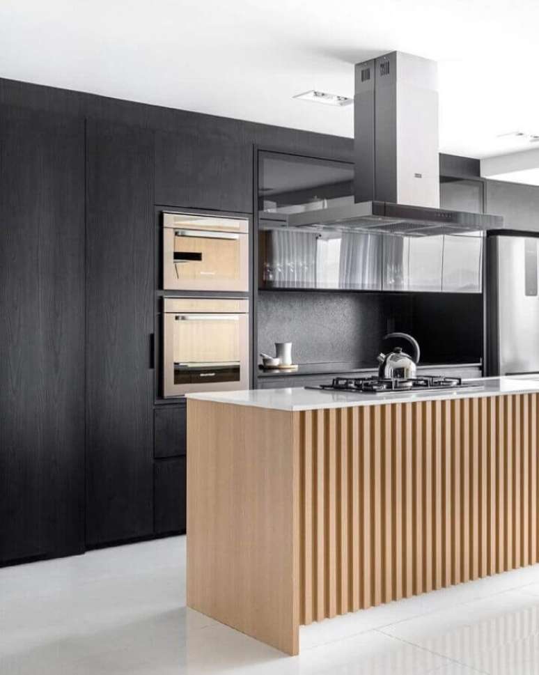 15. Armário planejado preto para decoração de cozinha de luxo com ilha de madeira – Foto: Viva Arquitetura